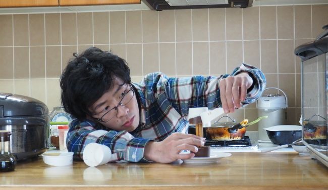 慎重に…すこしずつ紙コップをちぎっていきます。

