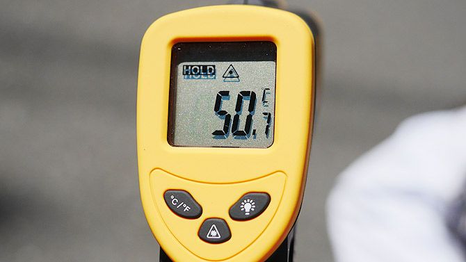 日中の地面の温度は50℃を超える