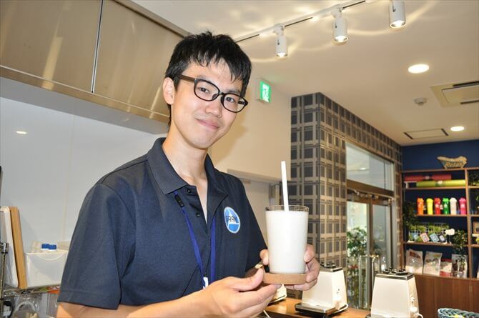 GRAM GYM::オススメのメニューは、プロテインの入った各種スムージー。コーヒーはなんと1杯100円というリーズナブルな価格で提供！