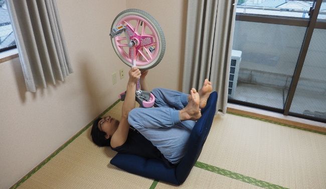 そのまま後ろに倒れます。バランスを崩すとペダルが顔面に突き刺さります。