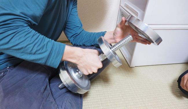 バーから重りを外し

