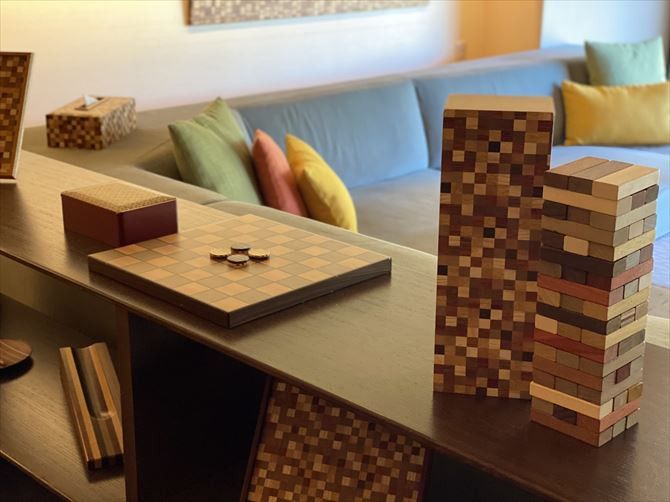 客室には、さまざまな箱根寄木細工のグッズが備わっていました。