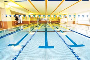 25m×5コースの肌や目に刺激の少ない水質抜群のプール!