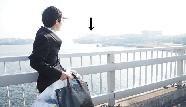 奥のほうにごみ処理場が見えてきた！