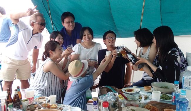 「ん？なにそれ、お茶なんか飲んでないでさ～ビール飲みなよ～」
「え、いや、これあおじ…」
「はいはい…」

