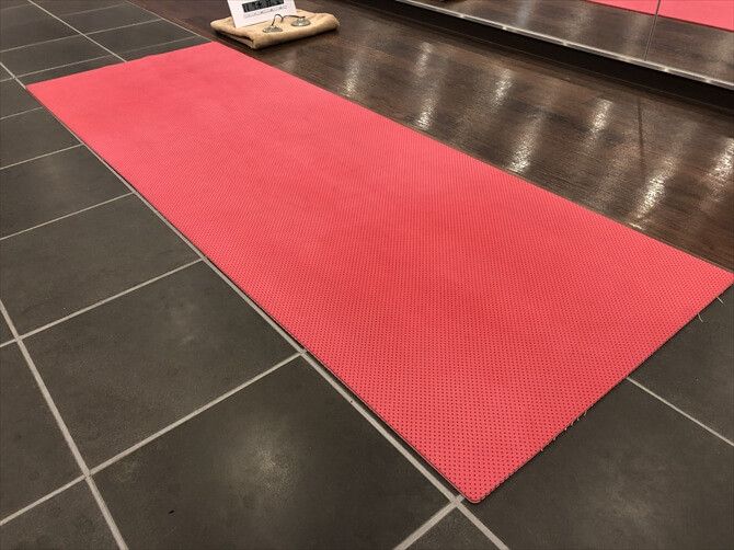 【非公開　2020/09/10】アミーダ ららぽーと柏の葉店::レッスン時にぜひ使用したいのが、フロントで購入できるこちらのオリジナルヨガマット。