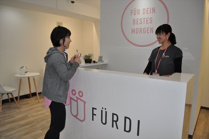 [女性専用] 新感覚のAI×フィットネス　ファディー 千歳烏山::ぬくもりと清潔感のある、白を基調とした館内。スタッフの対応も含めて、気持ちよくトレーニングできる雰囲気です。