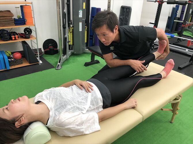 【非公開】ASPI（アスピ）横浜東口::最後はストレッチ。硬くなっている筋肉などを重点的に伸ばしていきます。施術中の筋肉の状態の変化など、丁寧に説明があり、何のためにいま何をしているのかをひとつひとつ納得しながら受けることができます。