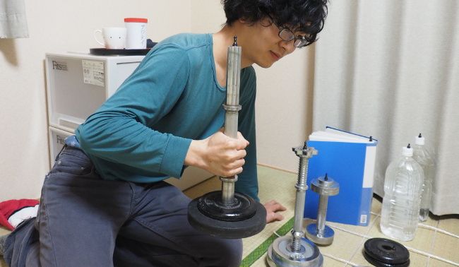 あくまでチェスですから、こんな鉄アレイっぽい持ち方はふさわしくありません。

