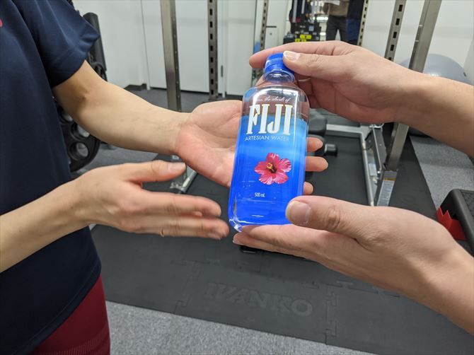 パーソナルジムRat新宿南口店::トレーニング中の水分補給として用意されている「フィジウォーター」。美容やアンチエイジングのために飲む人も多いシリカ水です。
