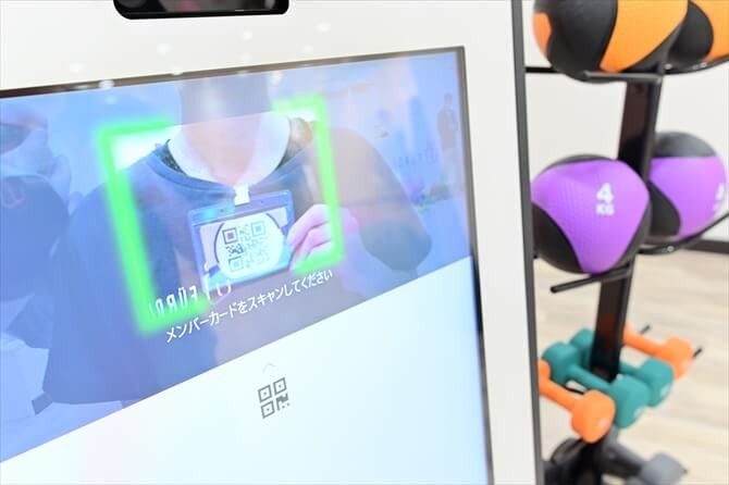 [女性専用] 新感覚のAI×フィットネス　ファディー 千歳烏山::エクササイズを行う際には、AIトレーナーがコードを読み取って提供するメニューを選択。さらに結果が個人データとして蓄積されて行くという仕組みです。