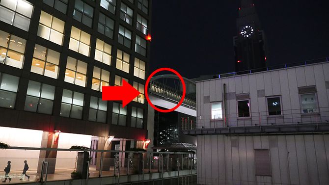 ここにいます。ここで手を振っています