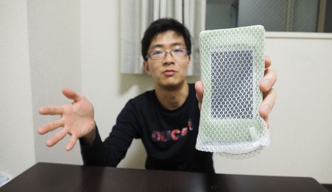 網のカバーに戻しておけば、ディスプレイの穴からスマホが飛び出しません。

