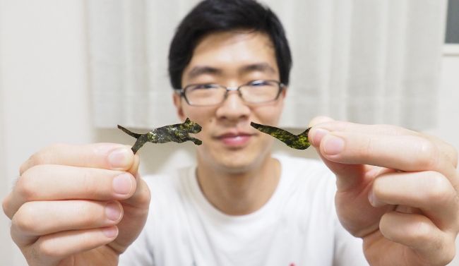 さらに海苔で作ったそれっぽいロゴを寿司に貼り付ければ…

