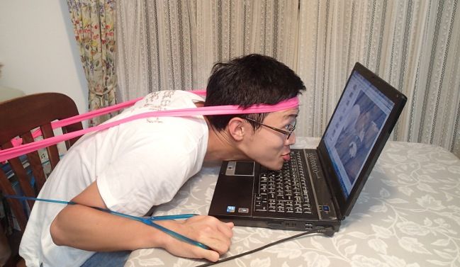 スーパーアゴタイピング。
手で打つより首や肩回りに劇的に負荷がかかります。

