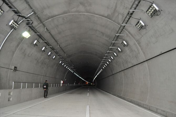 トンネル内をひたすら奥へ。普段足を踏み入れることのない異空間に気分が高まる。