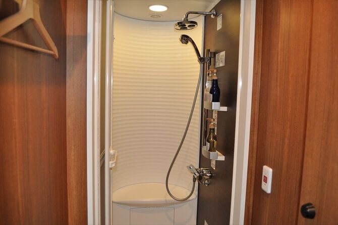 SIXPAD STATION 代官山（シックスパッドステーション）::シャワーブースにも上質感があります。