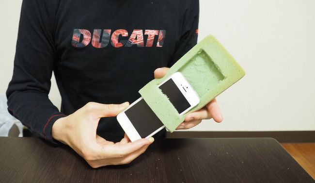 画面が見えるよう長方形にカット。 
スマホを挿入すれば立派なスマホケースです。

