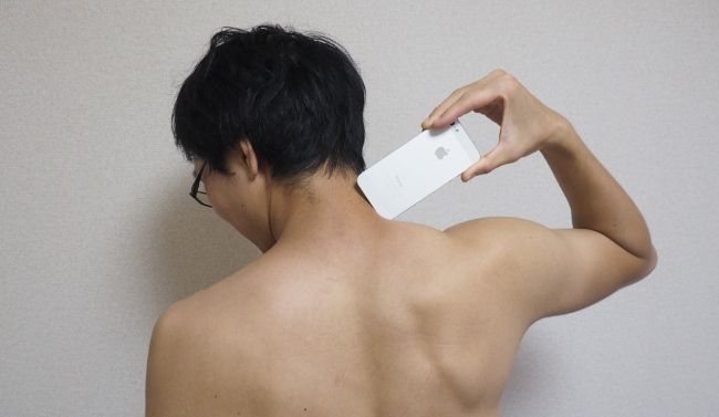 気持ちのいいツボを見つけたら、スマホの角を突き刺して狙いをつけられます。 
エクササイズどころかツボへの刺激も期待できそうです。
