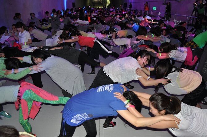 中盤からはペアや3人組を作っての動きも取り入れ、人と人とのつながりを体感。