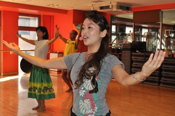 笑顔と音楽に癒されるフィットネスフラ「NANI Aloha」 なぎささん