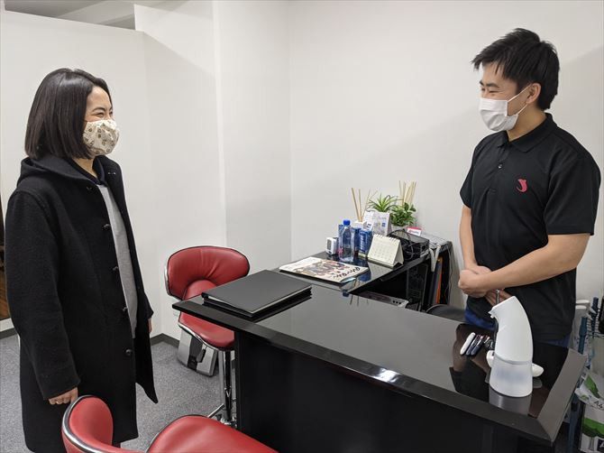 パーソナルジムRat新宿南口店::受付でスタッフがお出迎え。つい、こちらも笑顔になってしまうような明るい雰囲気です。