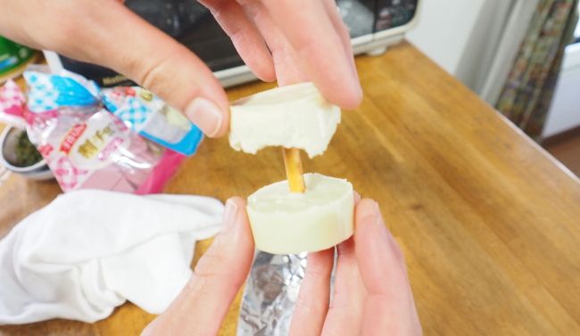 固まったら型から抜き、同じサイズのものをつくってくっつけます。

