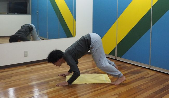 ふくちゃんが最初にとった、重心を前足に置くかたちから始めます。

