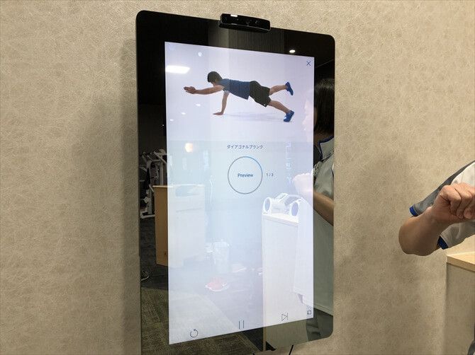 東急スポーツオアシス上大岡::普段はミラーとなっているこのパーツは、実は大きなタブレット。「WEBGYMアプリ」を起動して動画を見ながらのエクササイズを行うこともできます。