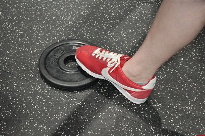 BEYOND(ビヨンド)ジム 川崎店::床に置いたウェイトのプレートを親指の付け根で踏むことで、重心がかかと側へ移動。おもに太腿の裏側が鍛えられるようになり、美脚シェイプに。目指す体へ向けての細やかな配慮が見受けられました。