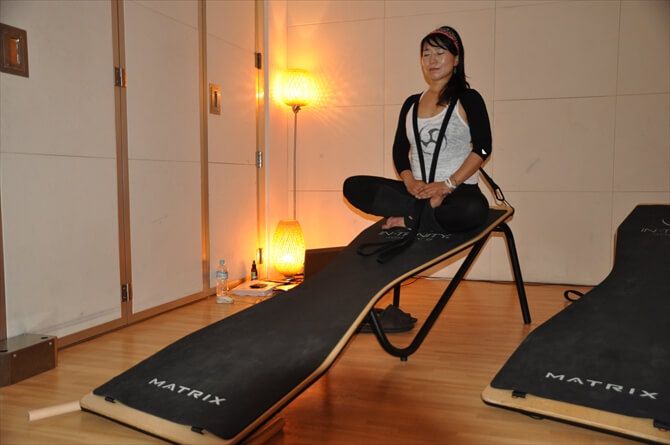 「IN-TRINITY」には禅の思想も取り入れられており、開始前後にはZEN CHI（禅気）と呼ばれるこの姿勢での瞑想を行います。