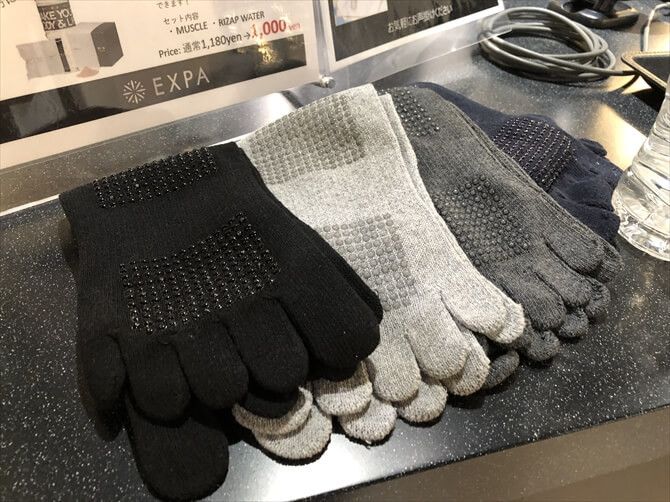 EXPA 原宿店|RIZAP開発の女性専用暗闇フィットネス ※原宿店は2021年2月24日から高田馬場店に統合します.::レッスンの参加には靴下が必須ですが、忘れた場合は購入することもできるので安心。