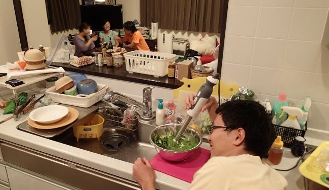 こっそりキッチンで仕込みます.

