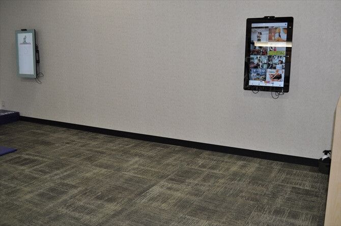 東急スポーツオアシス上大岡::「HOT YOGA Onスタジオ」の入口前にあるストレッチスペース。