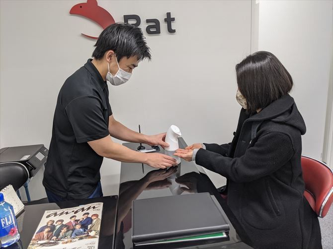 パーソナルジムRat新宿南口店::受付でまず手指消毒。