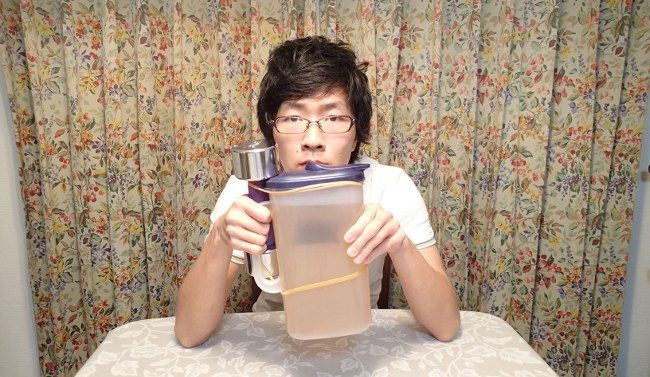 麦茶の重量2kgに、鉄アレイの3kgが加わり、5kgのポットが完成です。

