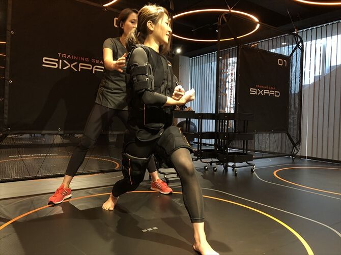 SIXPAD STATION 代官山（シックスパッドステーション）::モーションの要点説明やフォームチェックなど、トレーナーが随時サポートしてくれるので安心です。