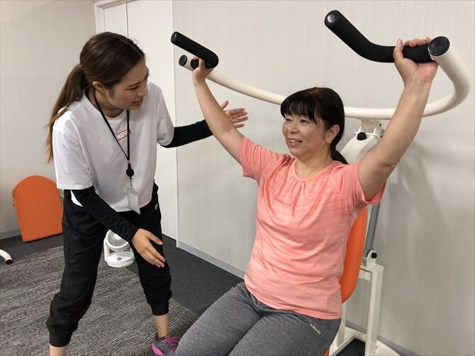 【非公開　2024/12/6】アルペンクイックフィットネスままともプラザ町田::フロアでは常にインストラクターが目を配り、サポート。しかも、最初の3回はマンツーマンでレクチャーしてくれるので、トレーニングの経験がない人でも安心して取り組めます。