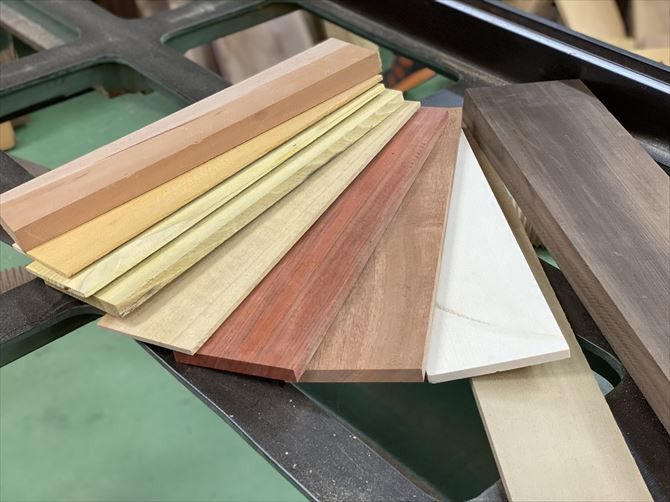 箱根寄木細工のキモとなるのが使う木材の組み合わせ選び。自然のままの色の美しさを活かすデザインを考えるのが最も楽しく、時間がかかるとのこと。