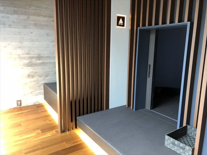 SIXPAD STATION 代官山（シックスパッドステーション）::トレーニングフロアの近未来的ビジュアルから一転、わびさびを感じる茶室のような「ZENROOM」。トレーニングとは別料金での利用となります。