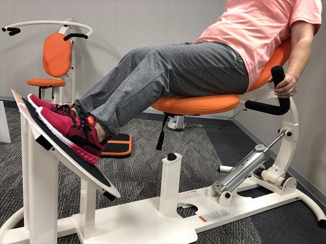 【非公開　2024/12/6】アルペンクイックフィットネスままともプラザ町田::マシンは油圧式になっており、ウェイトを用いたタイプと違って、引くとき、押すとき、どちらにも負荷がかかり、効率的にトレーニングすることが可能。