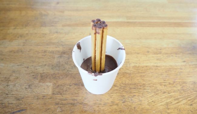 束にして突きさし、このままプロテインチョコを冷やします。

