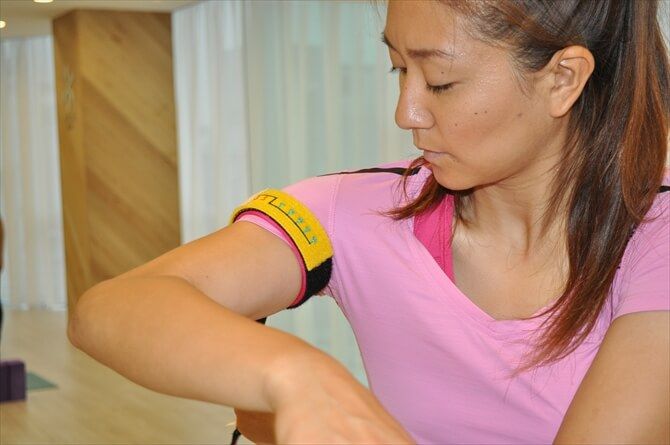 美圧ヨガbesta(ベスタ)　自由が丘::ウォームアップが終わったら、いよいよ「美圧ヨガ」のメインパートです。上半身のエクササイズの際には腕の付け根に「美圧ベルト」を装着。