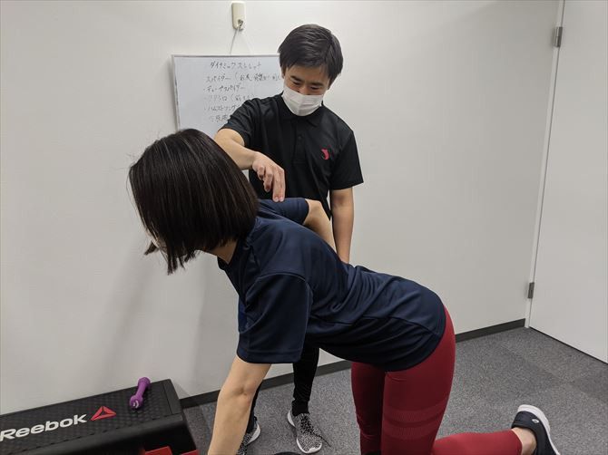 パーソナルジムRat新宿南口店::ベンチに膝と片手をつき、もう片方の手はダンベルを握ります。肘を上げて体側に付け、脇を締めて肘の位置は固定。この状態で肘を伸ばす、曲げるを繰り返します。回数は15回を3～4セット。背中や肩を使わないようしっかり脇を締めて肘を固定するのと、肘を伸ばし切った際に二の腕の締りを意識するのがポイントです。