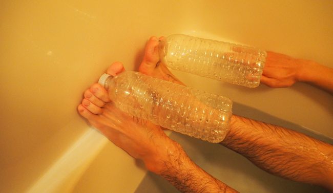ペットボトルを足の指で握りこむことで、足の水中運動も可能です。
