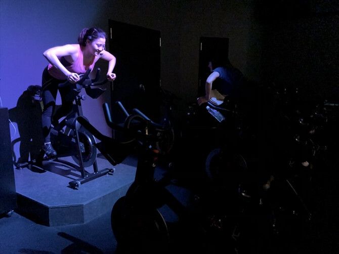 Active Detox Studio OLUTANA 市川店::バイクエクササイズというと下半身中心の動きを想像しますが、実際には上半身も使った全身トレーニングが行われ、大量発汗、高消費カロリーのプログラムとなっています。