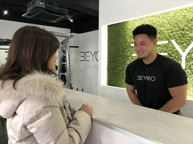 BEYOND(ビヨンド)ジム 川崎店::4階に上がり、受付へ。にこやかな対応が心地よく、これまでパーソナルトレーニングジムを利用したことがない人でも不安なくエントリーできます。