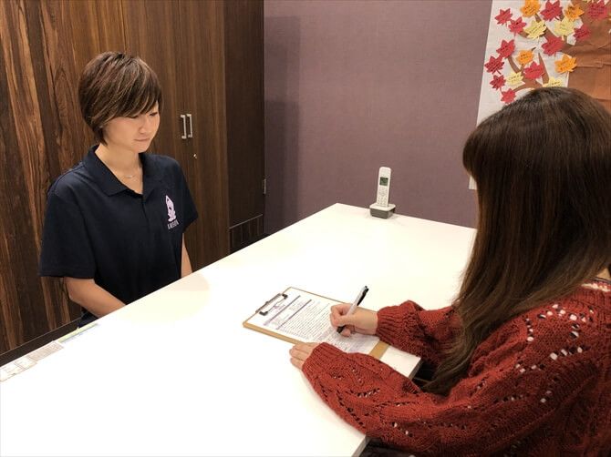 【非公開　2020/09/10】アミーダ ららぽーと柏の葉店::まずは受付でアンケートに記入。目的やこれまでのヨガ経験、体の気になっている部分などについて答えていきます。