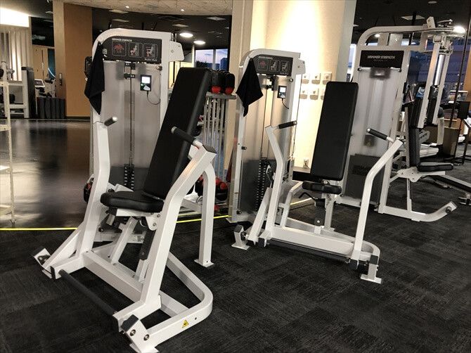 東急スポーツオアシス上大岡::「Waスタジオ」を囲むように配置されたトレーニングマシン。