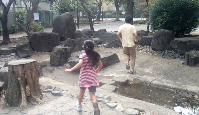 「こいやー！」
「まってよー！」

